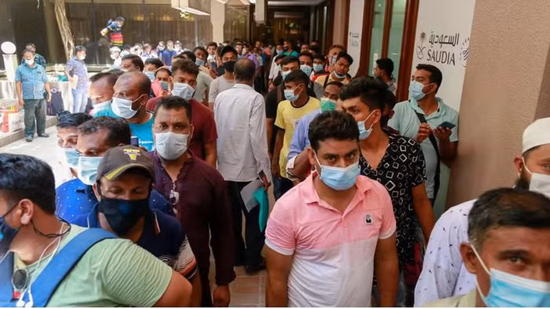 Công nhân Bangladesh ở Dhaka xếp hàng mua vé máy bay để trở về Saudi Arabia. (Nguồn: AP)
