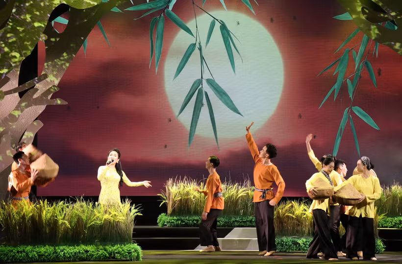 Tiết mục "Đàn sáo Hậu Giang" dưới phần trình bày của Nghệ sỹ Ưu tú Vân Khánh. (Ảnh: Thu Hương/TTXVN)