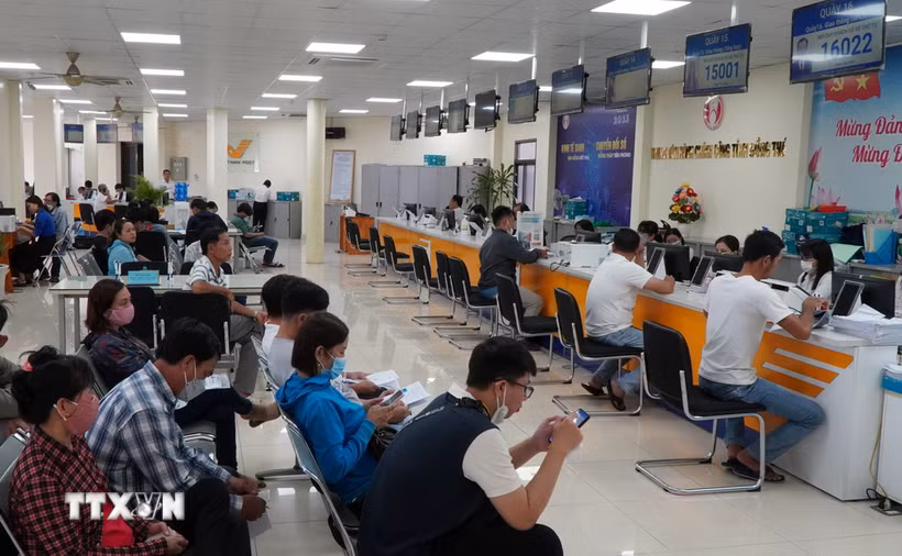 Người dân thực hiện các thủ tục hành chính thuận lợi tại Đồng Tháp. (Ảnh: TTXVN)