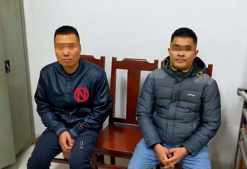 Hai đối tượng bị triệu tập làm việc tại cơ quan công an. (Ảnh: TTXVN phát)