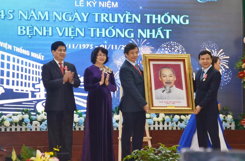 Phó Chủ tịch nước Đặng Thị Ngọc Thịnh tặng bức tranh chân dung Chủ tịch Hồ Chí Minh cho Bệnh viện Thống Nhất. (Ảnh: Đinh Hằng/TTXVN)