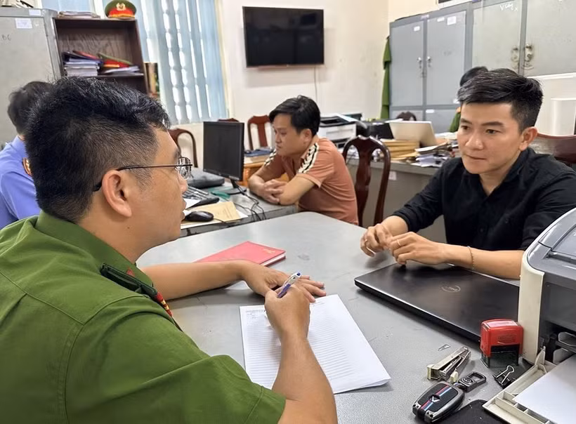 Cơ quan Điều tra lấy lời khai các đối tượng. (Ảnh: Đình Biên/TTXVN phát)