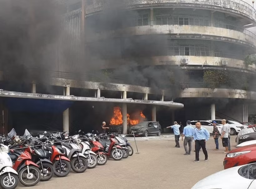 Xe cấp cứu đậu trong bãi xe cháy nghi ngút. (Nguồn: Báo Công an Nhân dân)