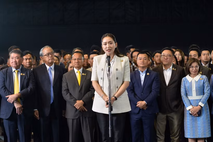 Bà Paetongtarn Shinawatra (giữa) phát biểu họp báo tại thủ đô Bangkok, Thái Lan, ngày 16/8. (Ảnh: THX/TTXVN)