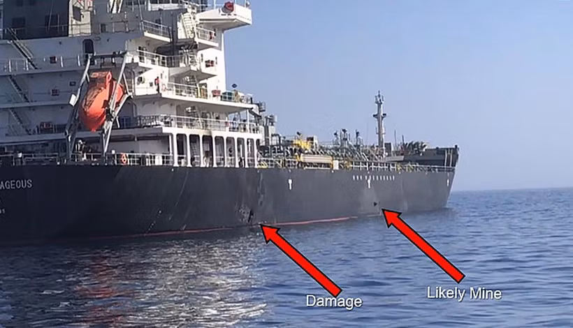 Một vụ nổ dường như là do mìn nhằm vào tàu chở dầu M/V Kokuka Courageous ở ngoài khơi vùng Vịnh Oman ngày 13/6. (Ảnh: AFP/TTXVN)