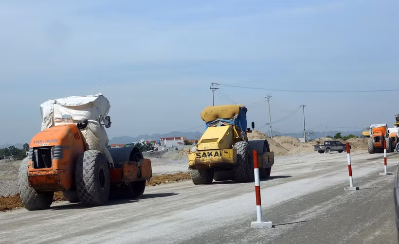 Đoạn tuyến cao tốc Cao Bồ-Mai Sơn thuộc tỉnh Ninh Bình có tổng chiều dài hơn 15,2km, với quy mô 6 làn xe, có vốn đầu tư khoảng 1.607 tỷ đồng, sử dụng vốn trái phiếu Chính phủ. (Ảnh: Huy Hùng/TTXVN )
