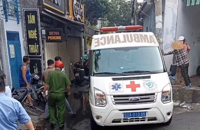 Xe cứu thương tại hiện trường vụ cháy.