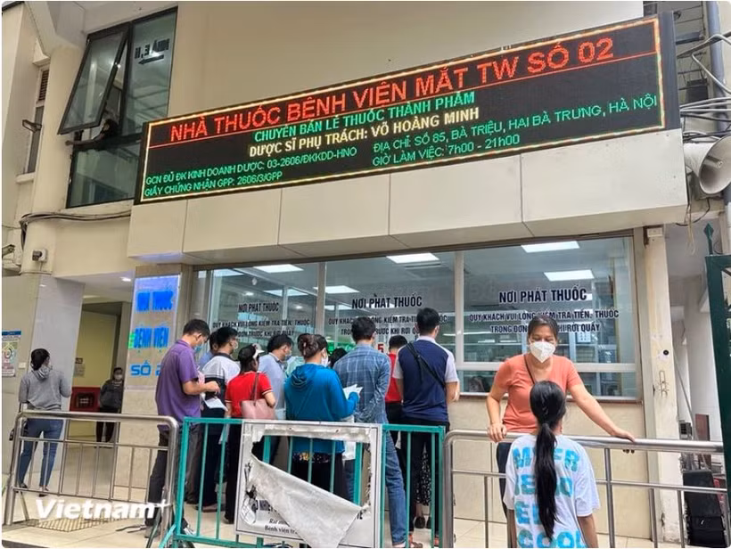 Người dân xếp hàng chờ mua thuốc tại Bệnh viện Mắt Trung ương. (Ảnh: T.G/Vietnam+)