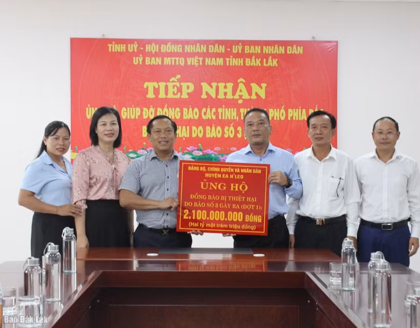 Ủy ban MTTQ Việt Nam tỉnh tiếp nhận kinh phí huyện Ea H'leo hỗ trợ đồng bào bị thiệt hại do cơn bão số 3. (Nguồn: báo Đắk Lắk)