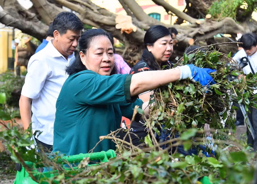 Bí thư Thành ủy Hà Nội Bùi Thị Minh Hoài tham gia vệ sinh môi trường cùng người dân tại phố Trần Hưng Đạo, quận Hoàn Kiếm. (Ảnh: TTXVN phát)