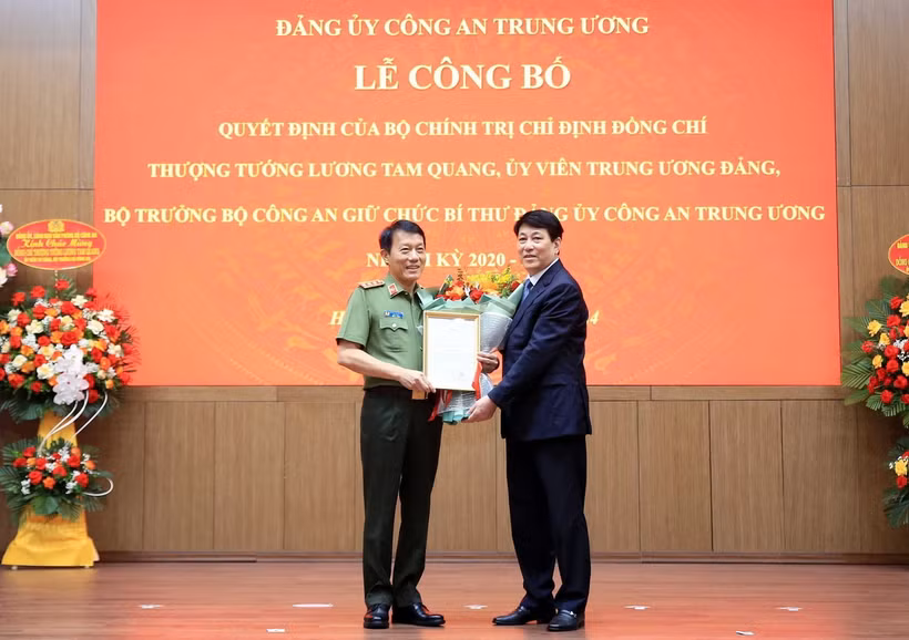 Thường trực Ban Bí thư Lương Cường trao Quyết định của Bộ Chính trị chỉ định Bí thư Đảng uỷ Công an Trung ương, nhiệm kỳ 2020-2025 đối với Thượng tướng Lương Tam Quang, Bộ trưởng Bộ Công an. (Ảnh: TTXVN phát)