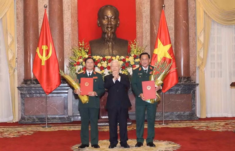 Tổng Bí thư, Chủ tịch nước Nguyễn Phú Trọng trao Quyết định thăng quân hàm cấp Thượng tướng cho hai Thứ trưởng Bộ Quốc phòng Nguyễn Tân Cương và Võ Minh Lương. (Ảnh: Phương Hoa/TTXVN)