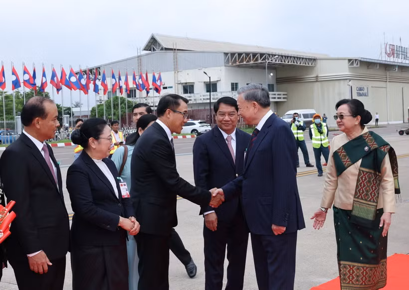 Lễ đón Chủ tịch nước Tô Lâm tại Sân bay quốc tế Wattay. (Ảnh: Nhan Sáng/TTXVN)