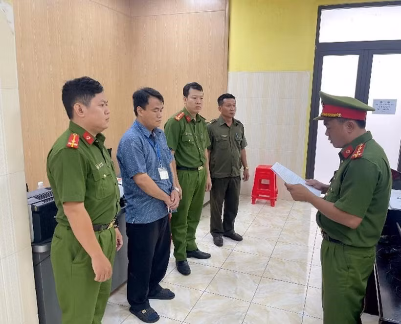 Cơ quan Cảnh sát điều tra Công an tỉnh Đồng Nai tống đạt Quyết định khởi tố bị can và thi hành Lệnh bắt bị can để tạm giam đối với Đặng Trần Huy. (Ảnh: Nguyễn Tiến Đạt/TTXVN phát)