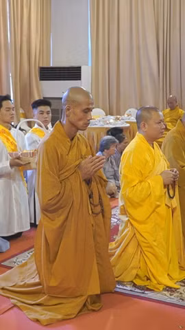 Lễ Vu Lan ở chùa Minh Đạo: Những đóa hồng thắm rơi trên ngực áo hiếu hạnh