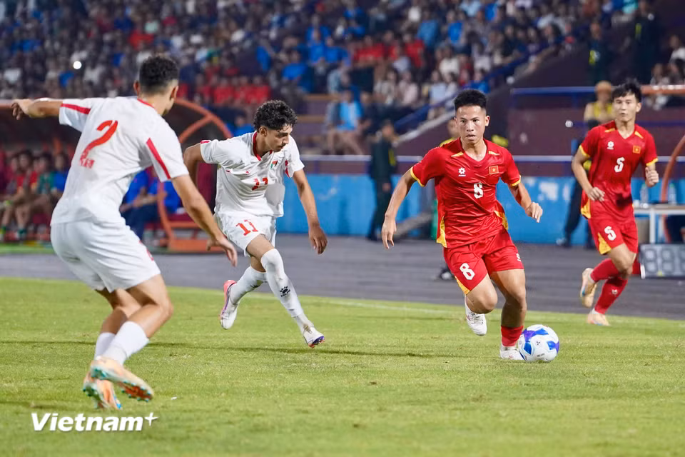 U20 Việt Nam chủ yếu chơi bóng dài với những đường chuyền vượt tuyến sang hai cánh. (Ảnh: Việt Anh/Vietnam+)
