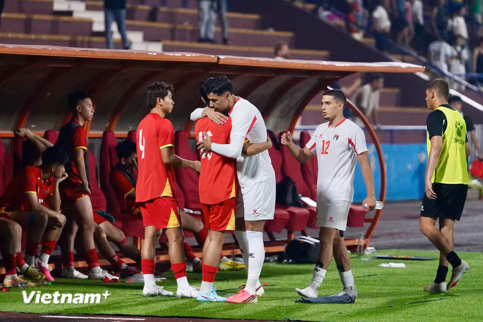 Các cầu thủ U20 Palestine an ủi cầu thủ của đội chủ nhà U20 Việt Nam. (Ảnh: Việt Anh/Vietnam+)