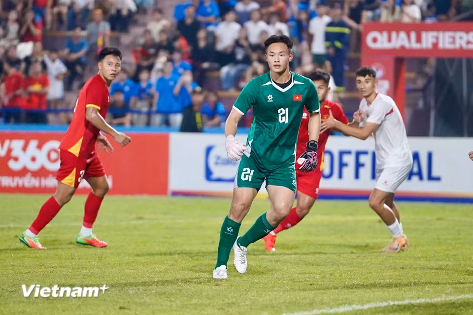 Những phút bù giờ, thủ môn Phan Đình Bách tham gia tấn công nhưng bất thành và phải nhận thẻ đỏ sau khi truy cản pha phản công của đối thủ. (Ảnh: Việt Anh/Vietnam+)