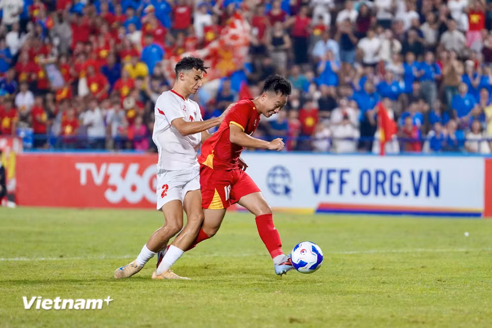 Ngay sau bàn gỡ hoà, U20 Việt Nam có cơ hội vượt lên dẫn trước với tình huống đối mặt của Quang Anh. Đáng tiếc là pha dứt điểm của cầu thủ mang áo số 18 không chiến thắng được thủ thành của U20 Palestine. (Ảnh: Việt Anh/Vietnam+)