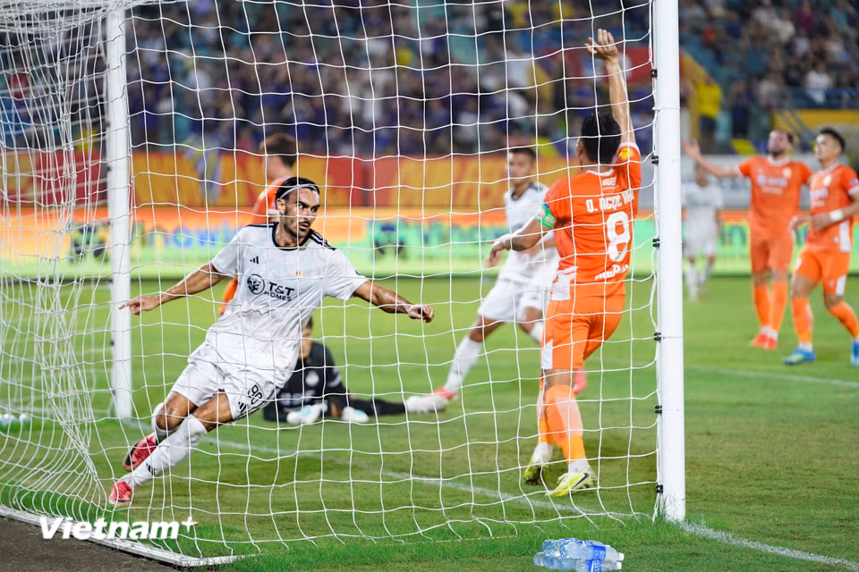 Quyết tâm của đại diện Thủ đô được cụ thể hóa với bàn gỡ hòa 1-1 do công của ngoại binh Jung Andrew. (Ảnh: Việt Anh/Vietnam+)