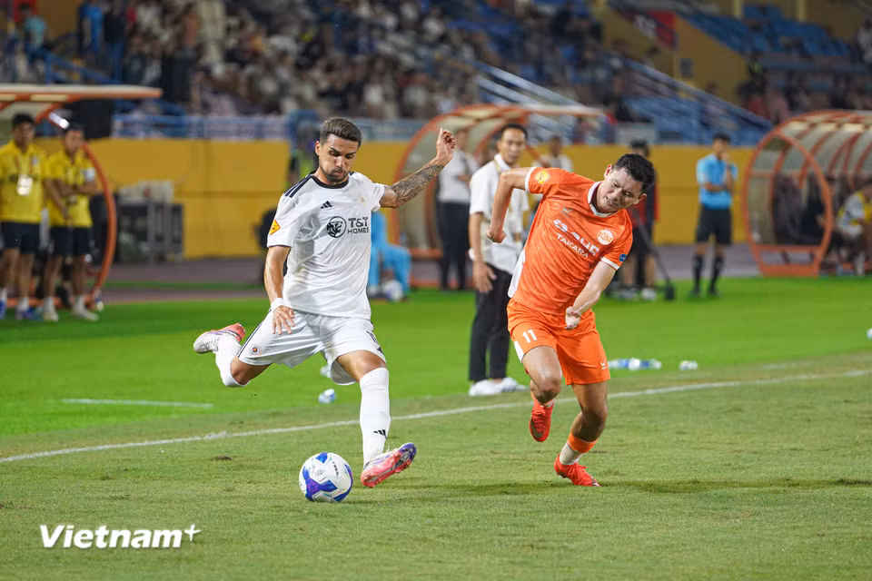 Tuy nhiên, dù đã tung cả Hoàng Hên vào sân nhưng Hà Nội FC vẫn không thể thêm một lần xuyên thủng mành lưới của đội khách Đà Nẵng. (Ảnh: Việt Anh/Vietnam+)