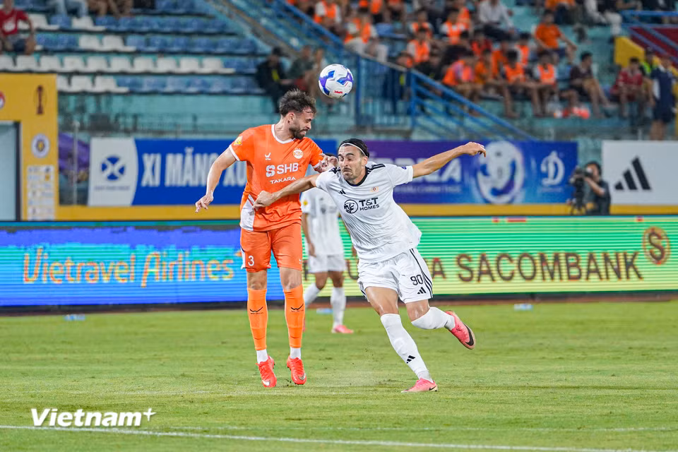 Dù phải thi đấu trên sân Hàng Đẫy nhưng đội khách SHB Đà Nẵng không hề tỏ ra lép vế trước đại diện Thủ đô. (Ảnh: Việt Anh/Vietnam+)