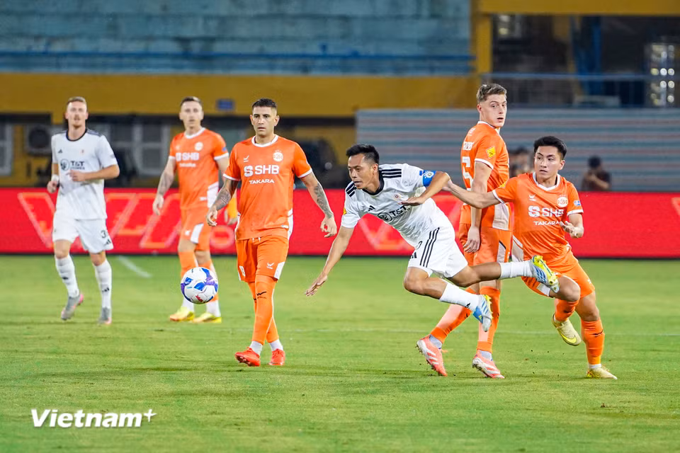 Sau hai trận toàn thua ở V-League, Hà Nội FC (áo trắng) quyết tâm giành chiến thắng trước đội khách SHB Đà Nẵng để giải tỏa áp lực. (Ảnh: Việt Anh/Vietnam+)