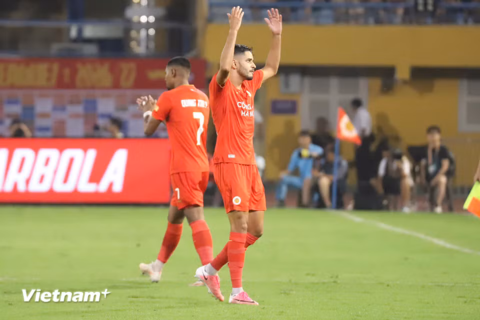 Những nỗ lực của đội chủ sân Hàng Đẫy được cụ thể hóa với bàn thắng của Leo Artur ở đầu hiệp hai. (Ảnh: Việt Anh/Vietnam+)