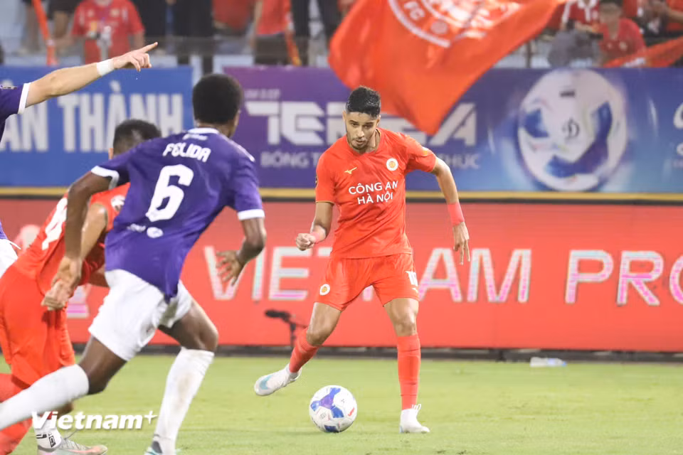 Hàng thủ của Hà Nội FC vẫn đứng vững trước sức ép của đội chủ nhà trong 45 phút thi đấu đầu tiên. (Ảnh: Việt Anh/Vietnam+)