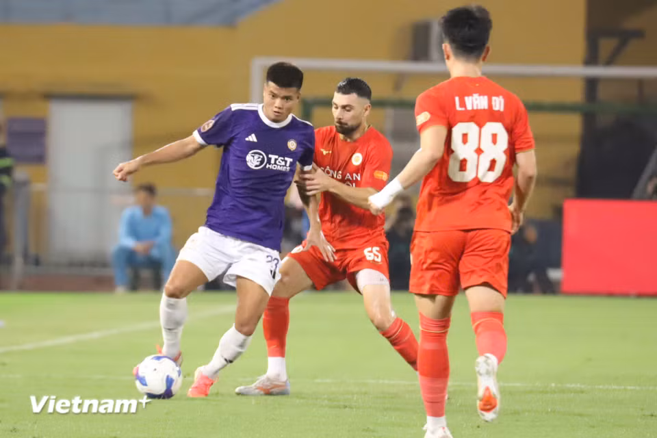 Tuy nhiên chỉ 3 phút sau, đội bóng áo tím một lần nữa vượt lên dẫn trước với pha lập công của tiền đạo Văn Tùng. (Ảnh: Việt Anh/Vietnam+)