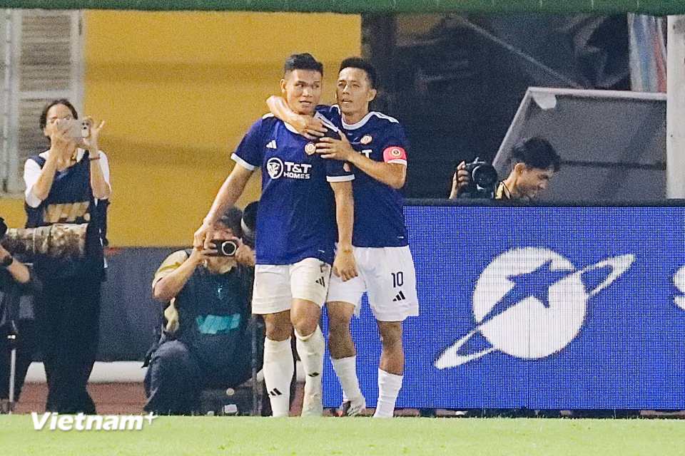 Phút thứ 18, Xuân Mạnh (trái) đưa Hà Nội FC vượt lên dẫn trước với pha dứt điểm cận thành chuẩn xác. (Ảnh: Việt Anh/Vietnam+)