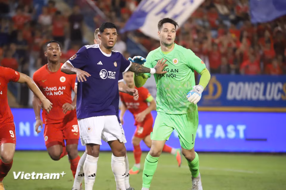 Thủ môn Nguyễn Filip có trận đấu thứ hai liên tiếp trên mọi đấu trường phải tham gia tấn công ở những phút cuối trận. (Ảnh: Việt Anh/Vietnam+)