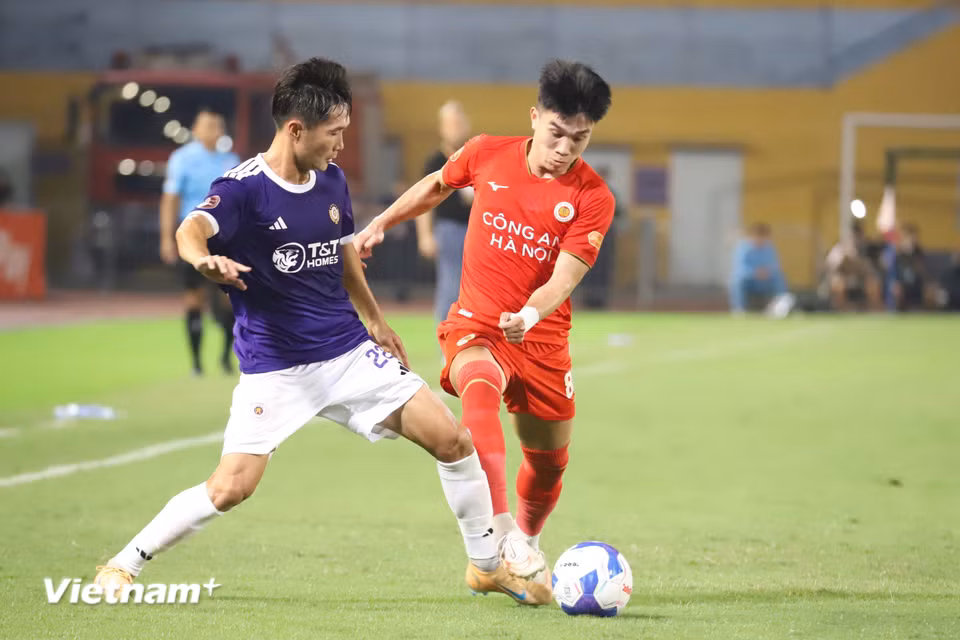 Công an Hà Nội 'tăng tốc' trong những phút tiếp theo để tìm bàn gỡ hòa. (Ảnh: Việt Anh/Vietnam+)