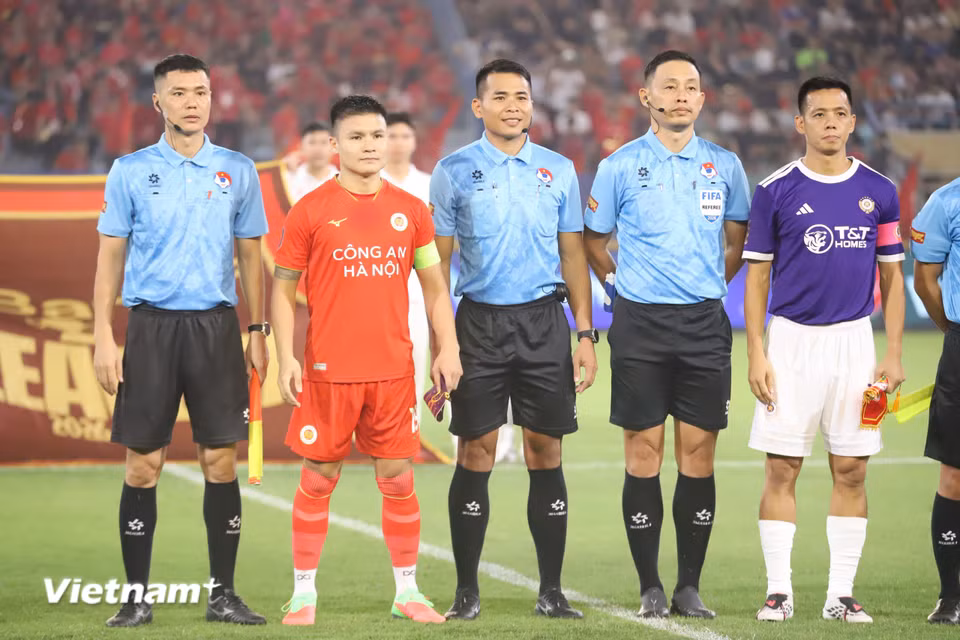 Tối 18/10, đội đầu bảng Công an Hà Nội (áo đỏ) tiếp đón Hà Nội FC trong trận 'derby Thủ đô' tâm điểm ở vòng 4 Giải Vô địch Quốc gia V-League 2026/27. (Ảnh: Việt Anh/Vietnam+)