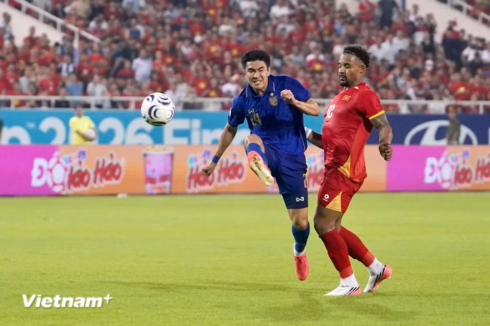 Tuy nhiên, pha phản lưới nhà ở đúng phút cuối cùng đã ấn định kết quả hoà 2-2 cho trận chung kết lượt về. (Ảnh: Việt Anh/Vietnam+)