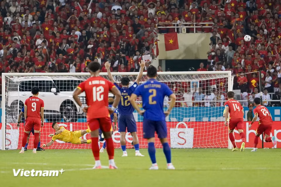 Thái Lan có cơ hội nâng tỷ số lên 2-0 nhưng cú đá trên chấm 11m của tiền đạo mang áo số 7 lại đưa bóng lên trời. (Ảnh: Việt Anh/Vietnam+)