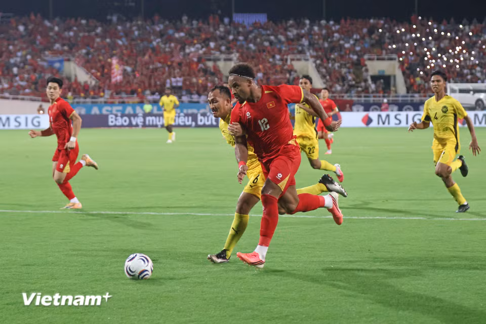 Đến những phút cuối, Xuân Son 'kết liễu' đối thủ với pha dốc bóng tốc độ bên hành lang cánh trái trước khi dứt điểm tung lưới Malaysia. (Ảnh: Nhật Minh/Vietnam+)
