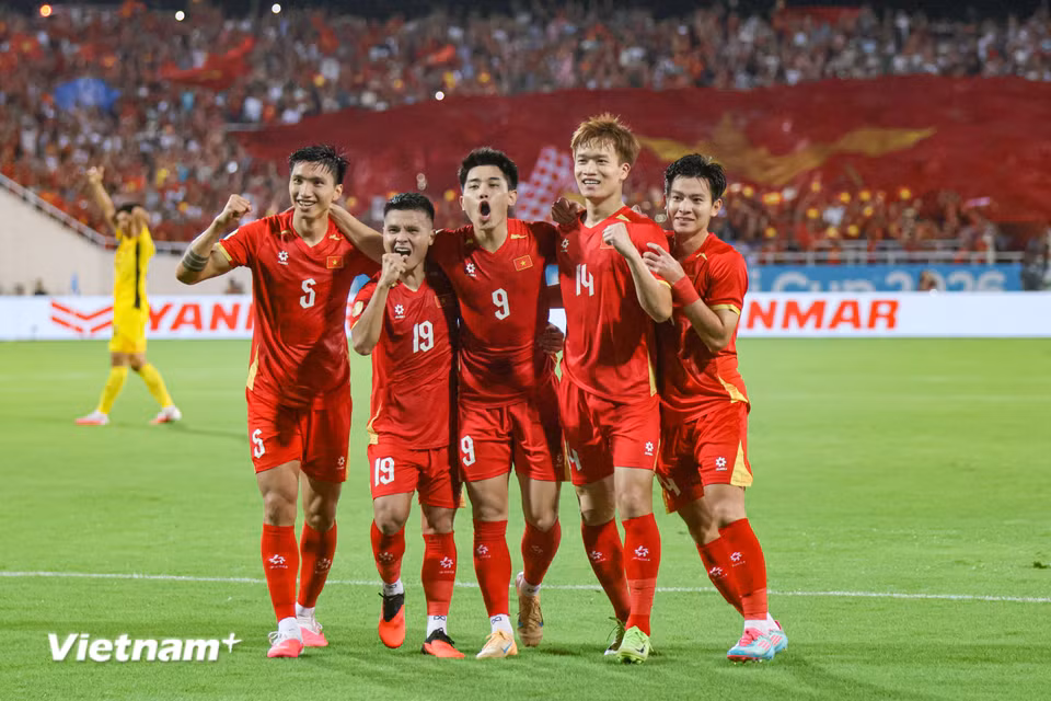 Giành chiến thắng thuyết phục với tỷ số 2-0 ở trận bán kết lượt về, đội tuyển Việt Nam có lần thứ 3 liên tiếp vào chơi chung kết ở đấu trường Đông Nam Á. (Ảnh: Nhật Minh/Vietnam+)