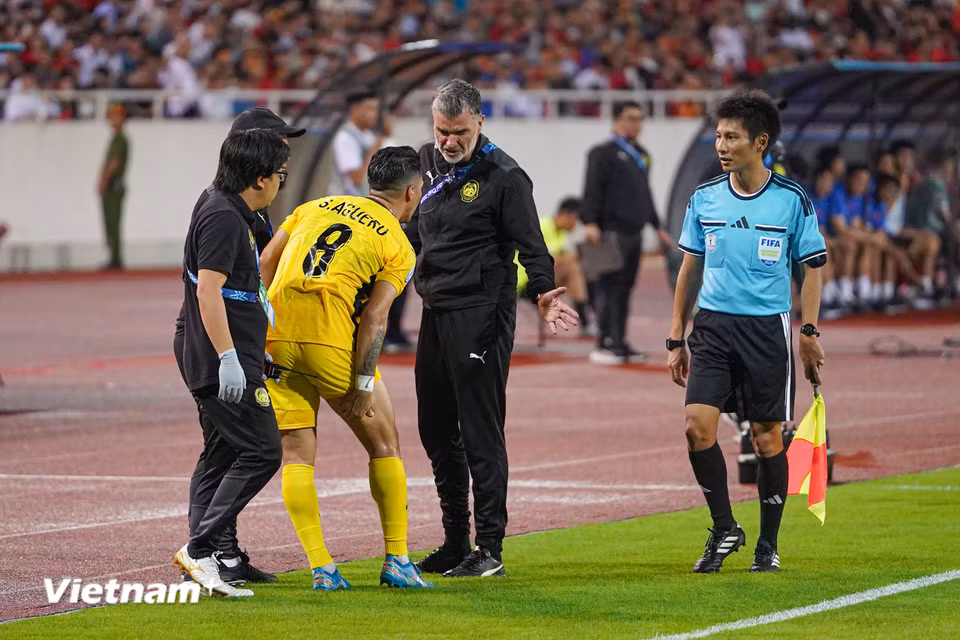 Tiền vệ trụ cột của Malaysia là Aguero gặp chấn thương và phải sớm rời sân. (Ảnh: Việt Anh/Vietnam+)