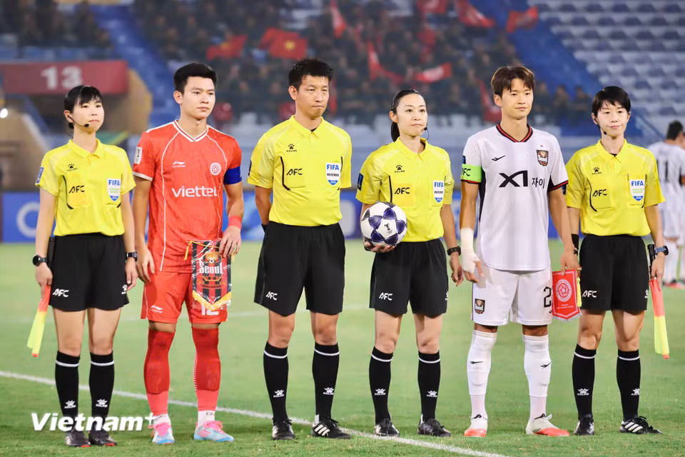 Tối 28/10, Thể Công-Viettel (áo đỏ) tiếp đón đối thủ FC Seoul (Hàn Quốc) trên sân nhà Hàng Đẫy trong trận đấu thuộc vòng bảng Cúp C2 châu Á - AFC Champions League Two 2026/27. (Ảnh: Việt Anh/Vietnam+)