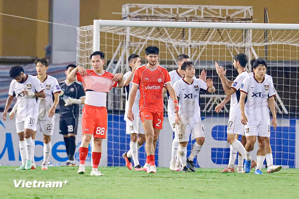 Chỉ trong vòng hơn 10 phút, đội khách có liên tiếp 3 bàn thắng do công của Anderson Oliveira, Hwang Do-Yun và Cho Young-Wook để khép lại hiệp một với lợi thế dẫn trước 4-0. (Ảnh: Việt Anh/Vietnam+)