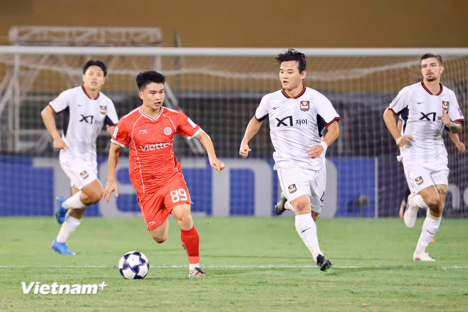 Đội khách FC Seoul cũng quyết tâm giành điểm số đầu tiên ở Cúp C2 châu Á 2026/27, sau khi toàn thua ở hai lượt trận đầu tiên. (Ảnh: Việt Anh/Vietnam+)