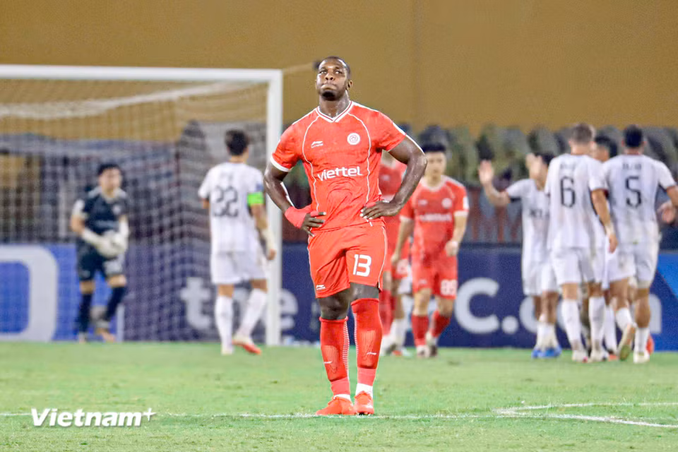 Chung cuộc, Thể Công-Viettel nhận thất bại đậm 0-5 trước FC Seoul ngay tại sân Hàng Đẫy. Đây là trận thứ 7 liên tiếp không thắng của đội bóng áo lính trên mọi đấu trường. (Ảnh: Việt Anh/Vietnam+)