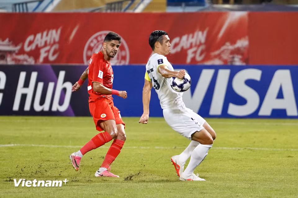 Tình huống bóng đập chân trước rồi mới chạm tay hậu vệ của Kashima Antlers, do đó không có phạt đền cho Công an Hà Nội. (Ảnh: Việt Anh/Vietnam+)