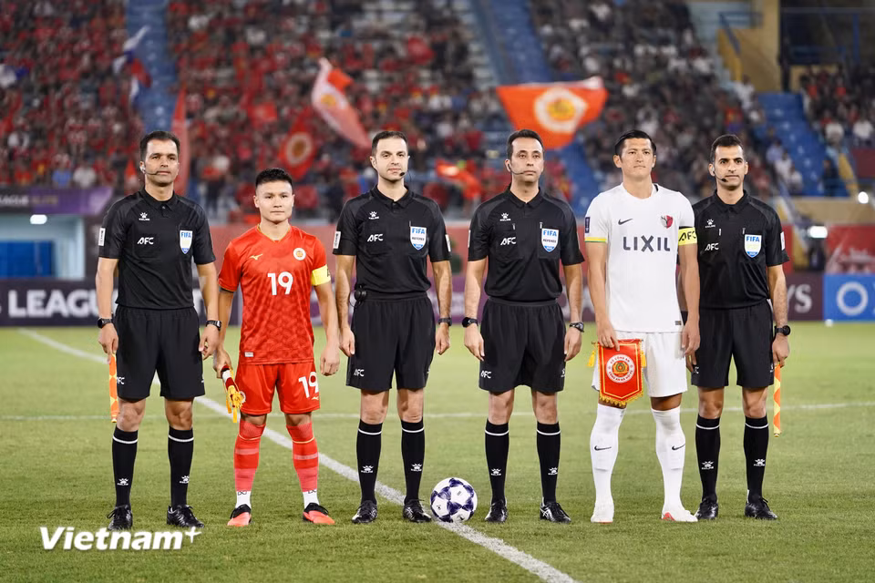 Tối 13/10, Câu lạc bộ Công an Hà Nội (áo đỏ) tiếp đón đội khách Kashima Antlers (Nhật Bản) trong khuôn khổ Cúp C1 châu Á - AFC Champions League Elite 2026/27. (Ảnh: Việt Anh/Vietnam+)