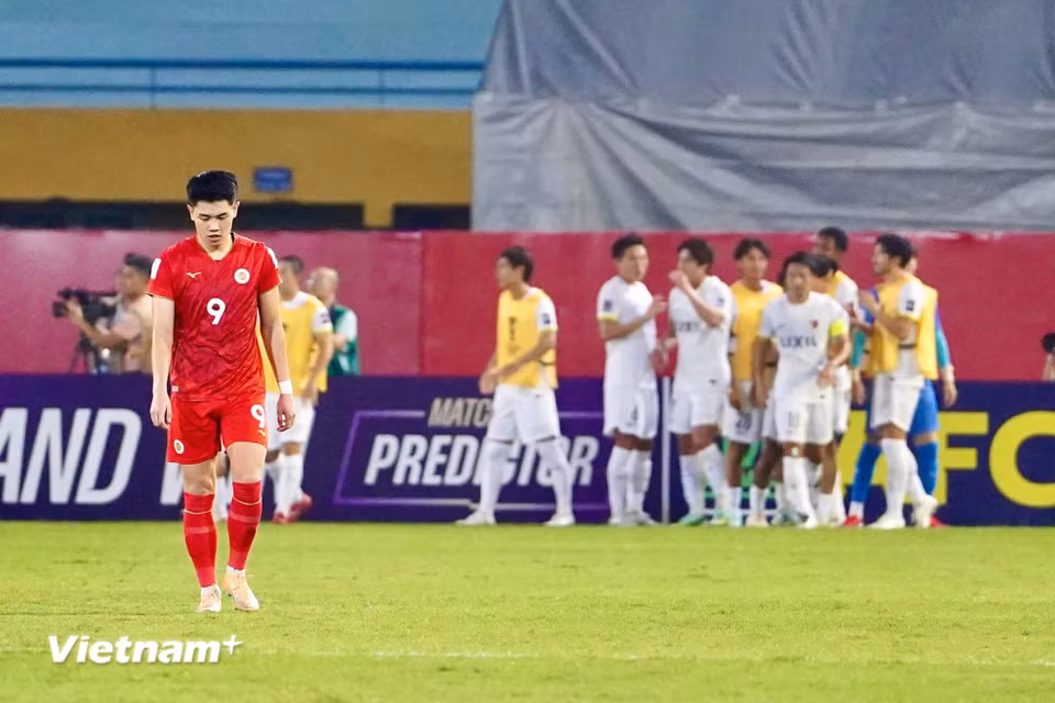 Phút thứ 61, Công an Hà Nội nhận bàn thua sau pha phản lưới nhà của hậu vệ Adou Minh. (Ảnh: Việt Anh/Vietnam+)