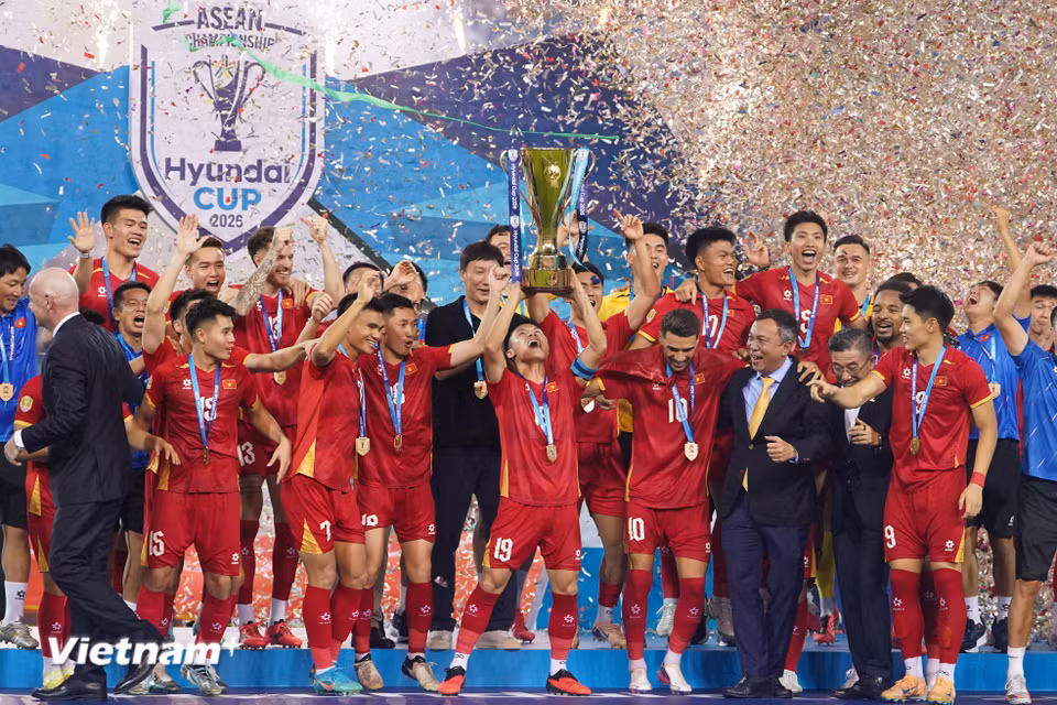 Lần đầu tiên đội tuyển Việt Nam bảo vệ thành công danh hiệu vô địch ở đấu trường Đông Nam Á. (Ảnh: Việt Anh/Vietnam+)