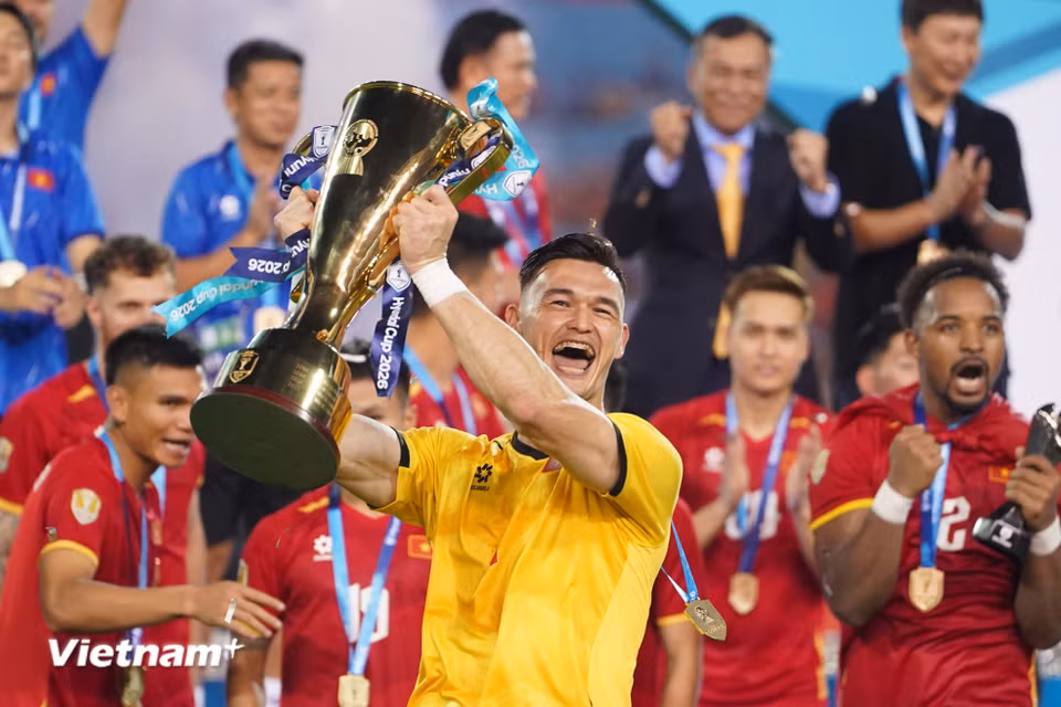 'Hậu phương' vững chắc của các đồng đội là thủ môn Lê Giang Patrik - người gác đền đã nhận danh hiệu Thủ môn xuất sắc nhất của ASEAN Cup 2026. (Ảnh: Việt Anh/Vietnam+)