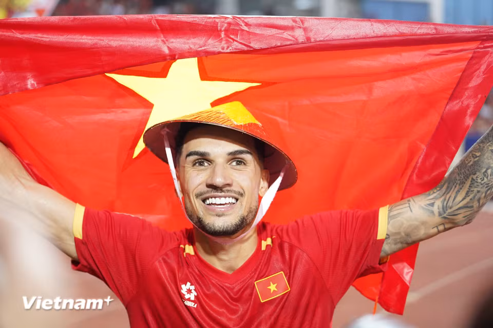 Tiền đạo Hoàng Hên 'diện' chiếc nón lá truyền thống trong buổi lễ ăn mừng chức vô địch ASEAN Cup của đội tuyển Việt Nam. (Ảnh: Việt Anh/Vietnam+)