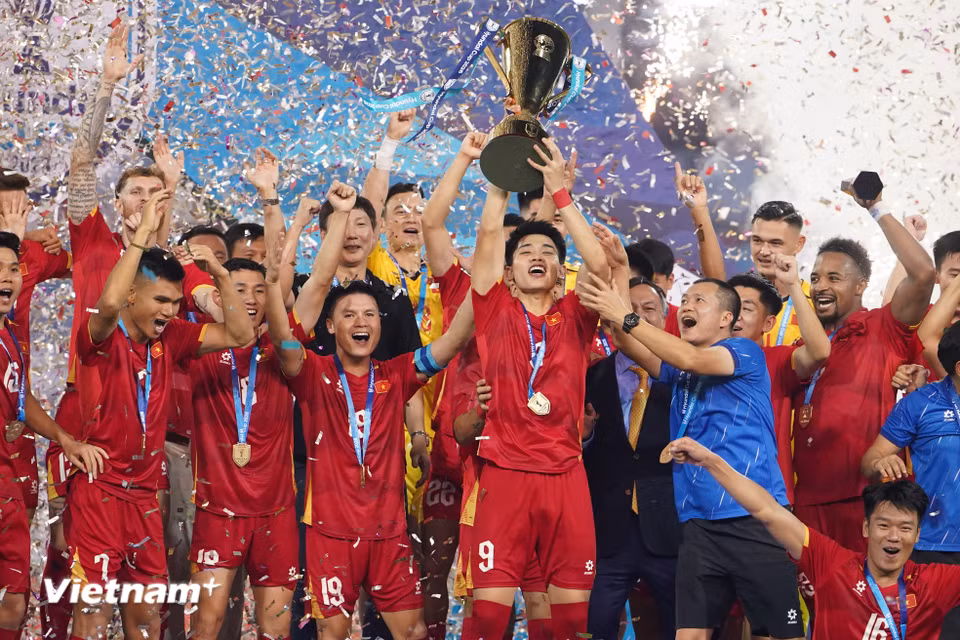 Đình Bắc (số 9) tỏa sáng rực rỡ ở kỳ ASEAN Cup đầu tiên trong sự nghiệp với cú đúp danh hiệu cá nhân là Vua phá lưới và Cầu thủ xuất sắc nhất giải đấu. (Ảnh: Việt Anh/Vietnam+)